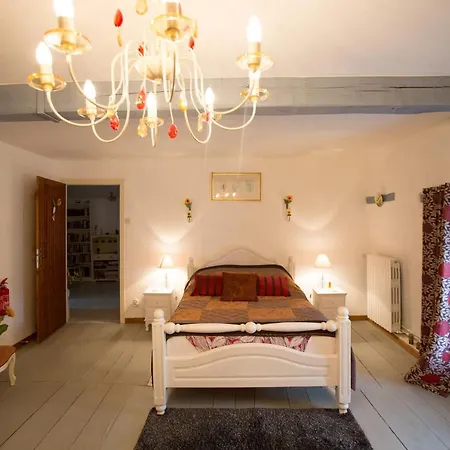 La Maison Des Fleurs Bed & Breakfast 3*