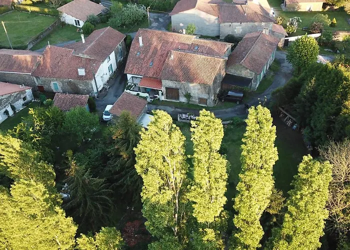 La Maison Des Fleurs Bed & Breakfast Montemboeuf