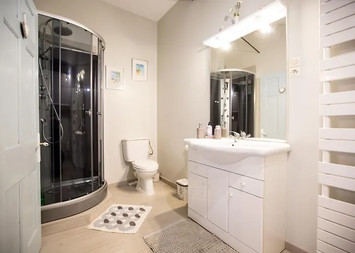 La Maison Des Fleurs Bed & Breakfast 3*